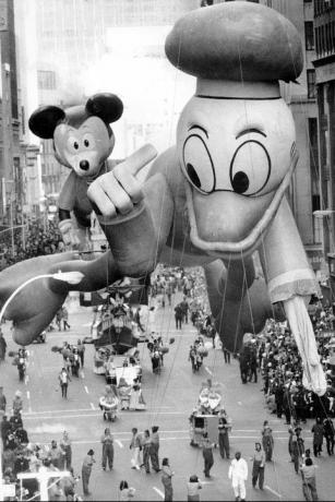 Donald Duck Ballon Sport schlaffe Flügel nach Pinsel mit Ast bei der Macys Parade 1972