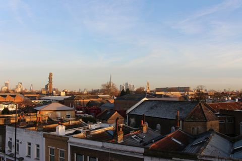 <p> Mein Streben nach einem grüneren Stadtleben beginnt jedoch zu Hause. Obwohl ich sagen sollte, mein Zuhause - eine Wohnung in einer belebten Straße im Süden Londons - ist ungefähr so ​​weit von einem Landhaus entfernt, wie Sie sich vorstellen können. Es gibt keine offenen Kamine, keine sichtbaren Balken, nicht einmal einen Garten, um es zu erwähnen. Obwohl wir eine bescheidene Terrasse haben, die wir im Frühling in eine herrlich grüne Utopie verwandeln wollen. </ p> <p> Diesen Monat habe ich jedoch vor, drinnen fest gepflanzt zu bleiben (draußen ist es so kalt) und an der Innenausstattung unserer Wohnung zu arbeiten. es könnte also irgendwann so aussehen, als wäre es direkt von den Seiten von <em data-redactor-tag = "em"> Country entfernt worden Leben. </ Em> <br> </ p>