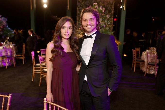 Bianca Rodrigues und Luke Grimes posieren bei den 28. Screen Actors Guild Awards