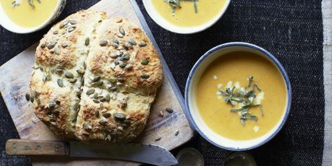 Butternusskürbis und Specksuppe mit schäbigem Brot daneben