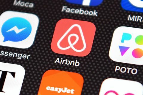 Airbnb-App auf dem Handy