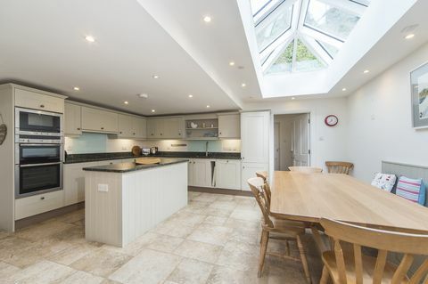 Weiße große Küche mit Kücheninsel - Haus zum Verkauf in Cornwall