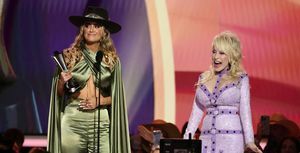 Lainey Wilson nimmt die Auszeichnung „Künstlerin des Jahres“ von Dolly Parton auf der Bühne der 58. Academy of Country Music Awards entgegen