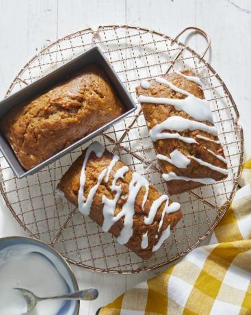 Karotten-Nuss-Brot mit Sauerrahm-Glasur