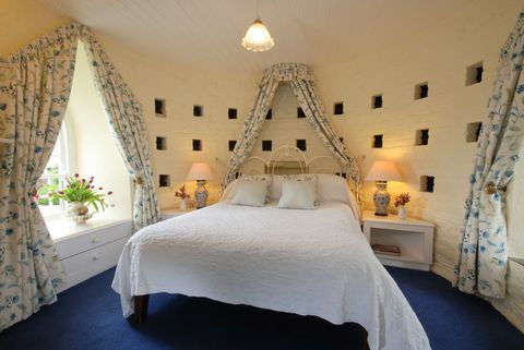 Der Wasserturm, Schlafzimmer mit Doppelbett, © National Trust Images, Mike Henton