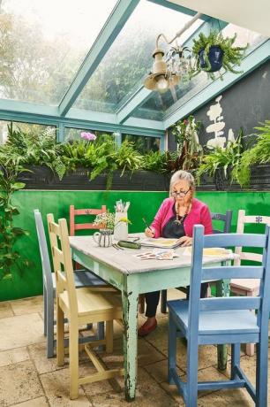 Annie Sloan in einem hellgrünen Gartenzimmer in ihrem Haus in Oxford