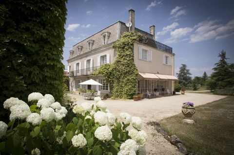 Midi Pyrenees - Chateau - Frankreich - Front - Knight Frank