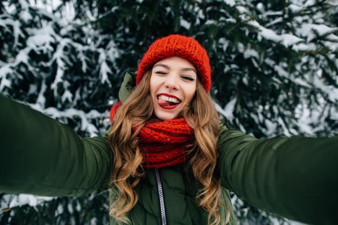 Mädchen macht lustiges Winter-Selfie