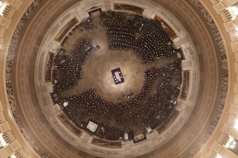 Kongressvorsitzende veranstalten Ankunftszeremonie im Capitol für den verstorbenen Präsidenten George H.W. Busch