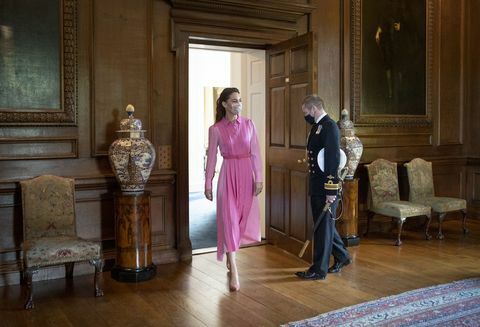 edinburgh, schottland, 27. mai catherine, herzogin von cambridge trifft sich mit der fünfjährigen mila sneddon und ihrer familie im palast von Holyroodhouse am 27. Mai 2021 in Edinburgh, Schottland, die Krebspatientin Mila ist in einem Bild aus dem Fotoprojekt zu sehen, das zeigte ihr, wie sie ihren Vater Scott durch ein Fenster küsste, während sie sich während ihrer Chemotherapie-Behandlung abschirmte Foto von jane barlow wpa poolgetty bilder