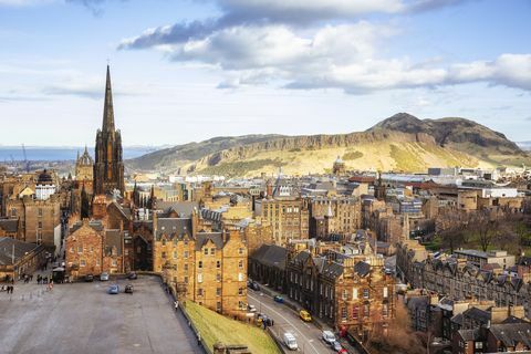 Blick über die Altstadt von Edinburgh nach Arthurs Seat