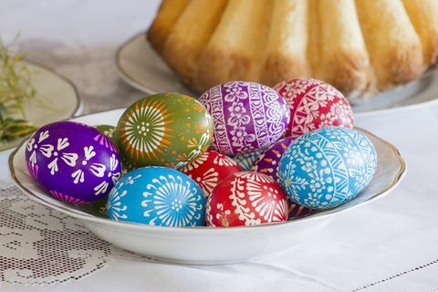 Traditionelle Ostern festliche Tabelle. Farbige Eier und Kuchen