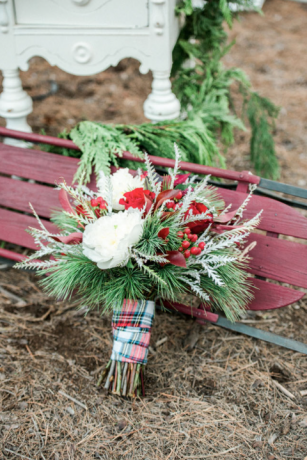 Weihnachtshochzeitsideen Weihnachtshochzeitsstrauß mit kariertem Tartan-Bouquet-Verpackung