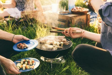 BBQ mit Zange im Garten