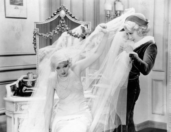 Die amerikanische Komikerin Joan Blondell 1909 1979 kämpft in einer Szene aus einem unbekannten Film mit dem sperrigen Schleier eines Hochzeitskleides, Foto von Hulton Archivegetty Images