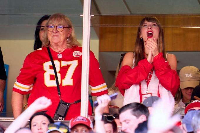 Kansas City, 24. September Taylor Swift jubelt aus einer Suite mit Donna Kelce, während die Chiefs von Kansas City gegen die Chicago Bears spielen Während der ersten Halbzeit im Geha Field im Arrowhead Stadium am 24. September 2023 in Kansas City, Missouri, Foto von Cooper Neillgetty Bilder