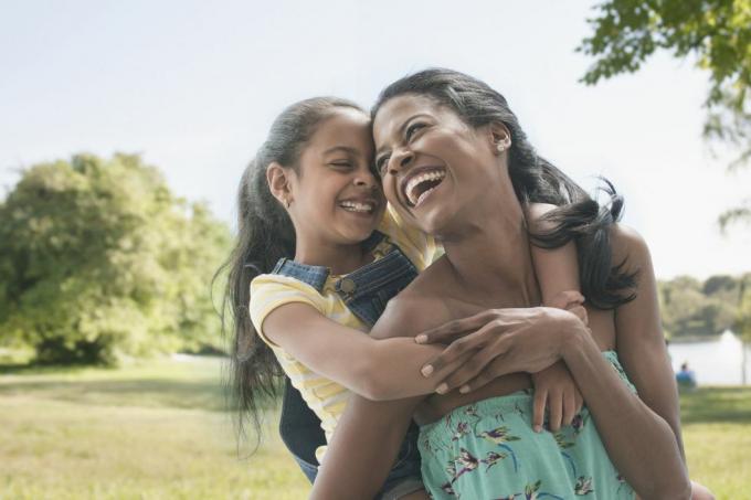 hispanische Mutter und Tochter spielen im Park