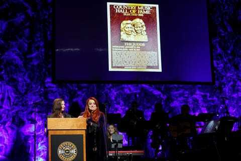 Ashley Judd und Inductee Wynonna Judd sprechen auf der Bühne für die Medaillonzeremonie der Klasse 2021 in der Country Music Hall of Fame and Museum am 1. Mai 2022 in Nashville, Tennessee