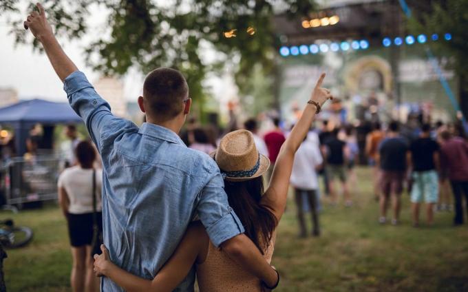 Ideen für ein zweites Date mit einem Paar auf einem Musikfestival im Freien