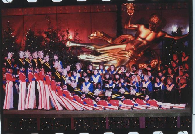 Originalunterschrift New York, New York Die Rockettes führen die Parade der hölzernen Soldaten in der Radio City Music Hall auf