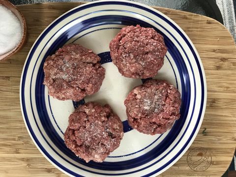 gesalzene rohe Burger Pastetchen