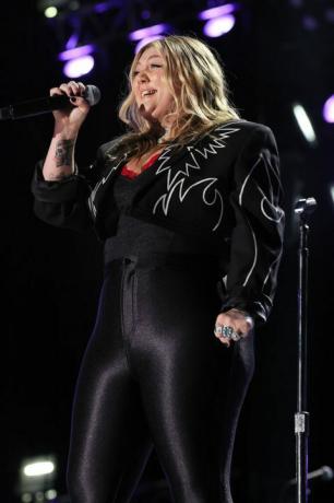 nashville, tennessee, 12. juni elle king tritt am 4. tag des cma fest 2022 im nissan-stadion am 12. juni 2022 in nashville, tennessee auf, foto von terry wyattwireimage