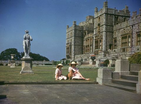 8. juli 1941 prinzessinnen elizabeth right und margaret rose 1930 2002 sonnenbaden vor windsor castle, berkshire foto von lisa sheridanstudio lisagetty images