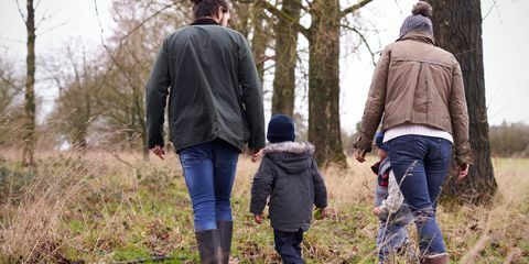 Familie auf Winter gehen in Landschaft zusammen