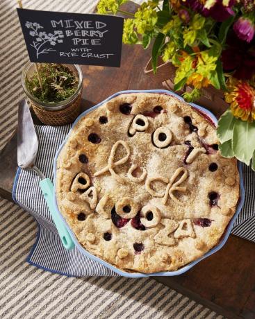 gemischter Beerenkuchen mit Roggenkruste