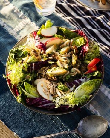 Knuspriger Rosenkohlsalat mit Zitrus-Ahorn-Vinaigrette