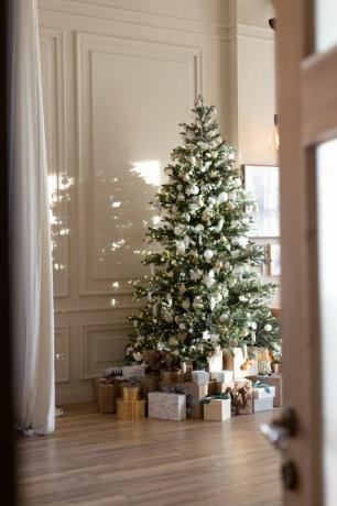 weihnachtsbaum und geschenke in der sonne scheinen