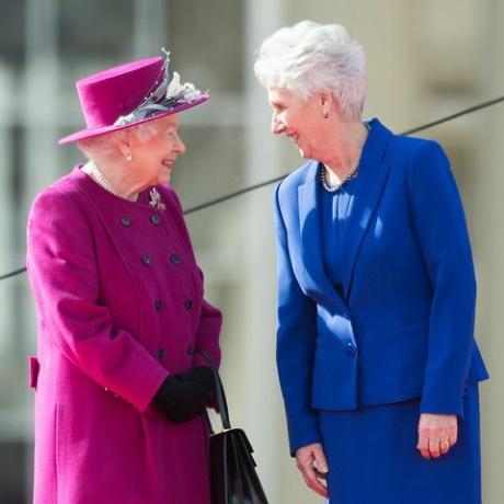 london, england 13. märz queen elizabeth ii und louise martin, präsidentin der commonwealth games federation, nehmen an der einführung der staffelstaffel der königin teil die xxi commonwealth games, die 2018 an der goldküste im buckingham palace am 13. märz 2017 in london, england, foto von samir husseinsamir, stattfinden husseinwireimage