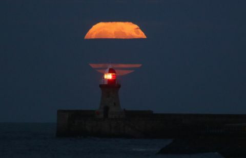 Der Supermoon über dem Leuchtturm von South Shields