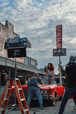 Cindy Crawford stellt die Pepsi-Werbung von 1992 nach