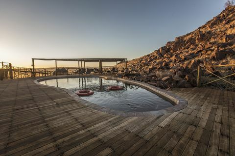 Schwimmbad mit Holzdeck in der Sossus Dune Lodge in Namibia