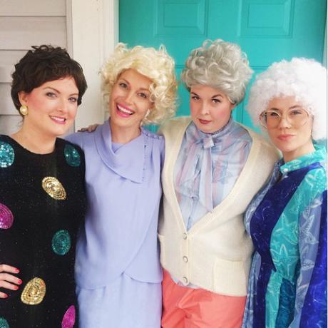 vier Frauen vor der Haustür verkleidet als ältere Frauen in Perücken von "die goldenen Mädchen"