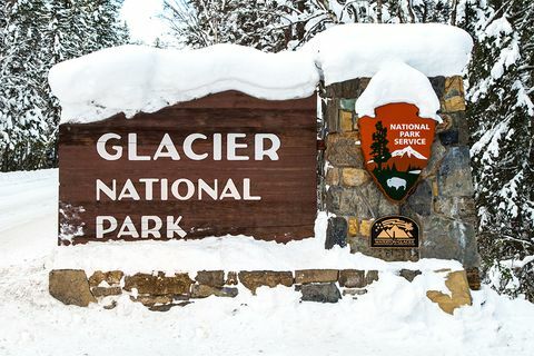 Gletscher-Nationalpark-Schild mit Schnee