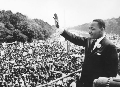 Schwarzer amerikanischer Bürgerrechtler Martin Luther King 1929 1968 befasst sich mit Menschenmassen während des Marsches auf Washington am lincoln memorial, washington dc, wo er seine i have a dream rede hielt photo by central pressgetty Bilder