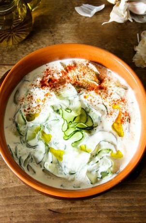 Pikanter Joghurt mit Gurke und Paprika