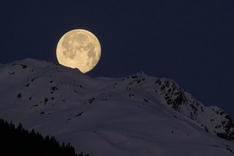 Low Angle View von schneebedeckten Bergen gegen Himmel bei Nacht, Mayrhofen, Österreich