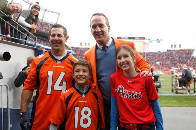 Denver, Colorado, 31. Oktober Brandon Stokely, Peyton Manning, Marshall Manning und Mosley Manning posieren für Fotos während einer Zeremonie zur Einführung des Ehrenrings zur Halbzeit des Spiels zwischen dem Washington Football Team und den Denver Broncos im Empowerment Field at Mile High am 31. Oktober 2021 in Denver, Colorado, Foto von Justin Edmondsgetty Bilder