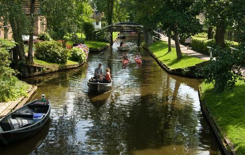 Es gibt eine magische kleine Stadt in Holland, in der die Straßen aus Wasser bestehen