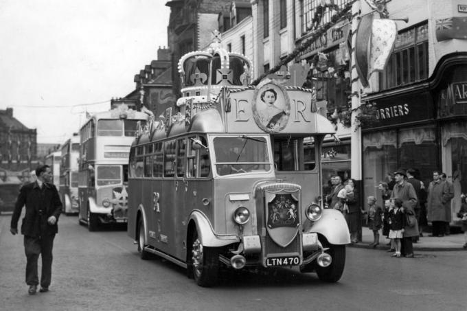 Krönung von Königin Elizabeth II., Newcastle City Councils Corporation, Einzeldeckerbus, der während der Krönungsfeierlichkeiten und der offiziellen Eröffnung des zu sehen sein wird Geschmückte Straßen in Newcastle Die Prozession geschmückter Busse entlang der Northumberland Street, 29. Mai 1953, Foto von NCJ Kemsleyncj Archivemirrorpix via Getty Bilder