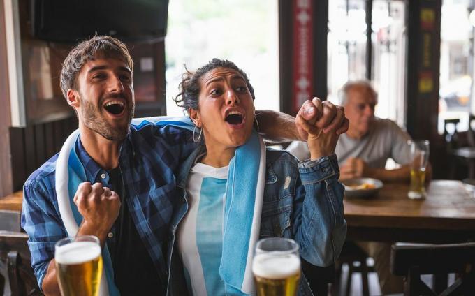 Ideen für ein zweites Date mit einem Paar in einer Sportbar