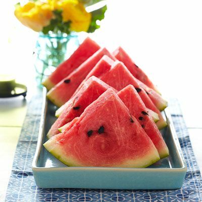 Wassermelonenscheiben mit Limettenhonigsirup