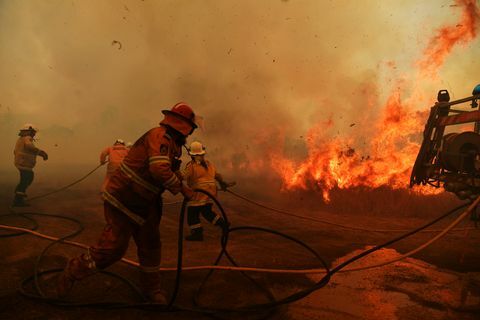 Buschfeuer brennen weiterhin in ganz NSW, da die katastrophalen Brandbedingungen leichter werden