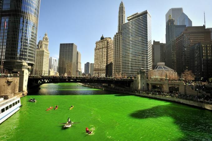 Den Chicago River am St. Patrick's Day grün färben