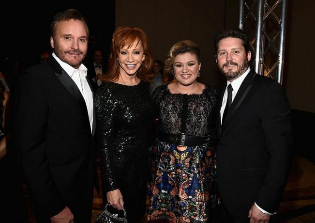 phoenix, az 28. märz l r tv-produzent narvel blackstock, sänger reba mcentire, kelly clarkson und brandon blackstock nehmen an muhammad alis celebrity fight teil Nacht xxi im JW Marriott Phoenix Desert Ridge Resort Spa am 28. März 2015 in Phoenix, Arizona, Foto von Michael Bucknergetty Bilder für Promi-Kampf Nacht