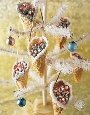 Pizzelle Candy Cones gefüllt mit Süßigkeiten auf einem dekorativen Weihnachtsbaum