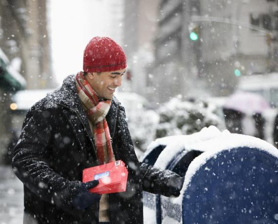 Mann verschickt Weihnachtskarten in der Stadt